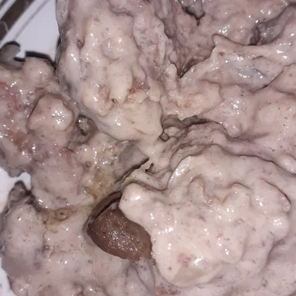Куриная печень с грибами в сливочном соусе