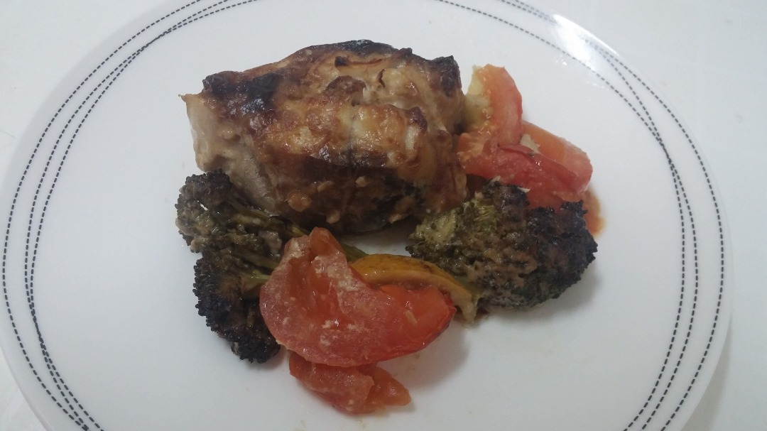 Скумбрия, запеченная с брокколи и помидорами