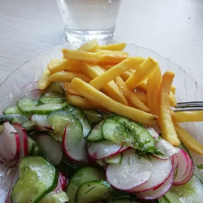 Картофель фри с салатом