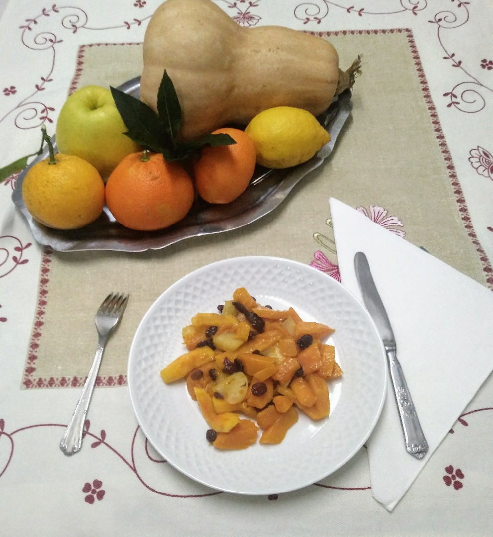 Тыква с яблоком и изюмом