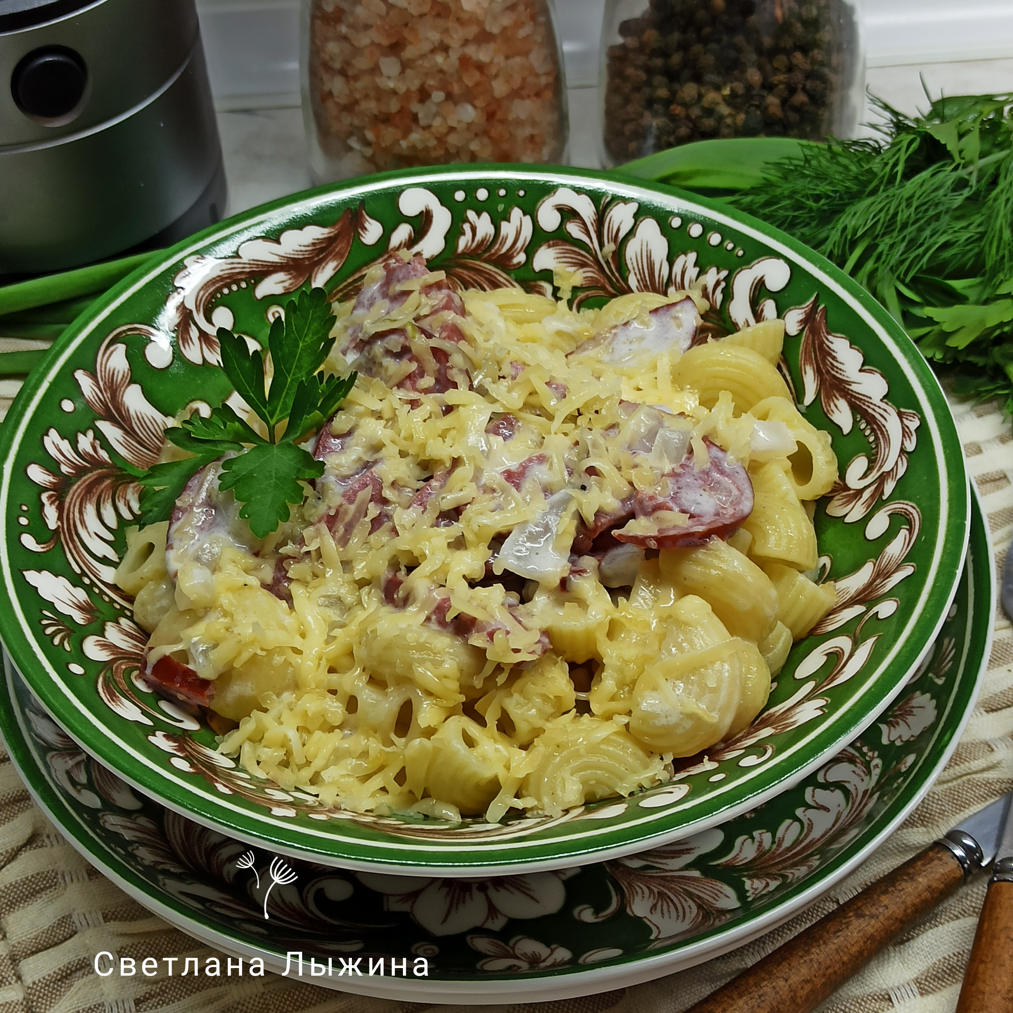 Макароны с колбасой в сливочном соусе