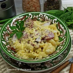 Макароны с колбасой в сливочном соусе