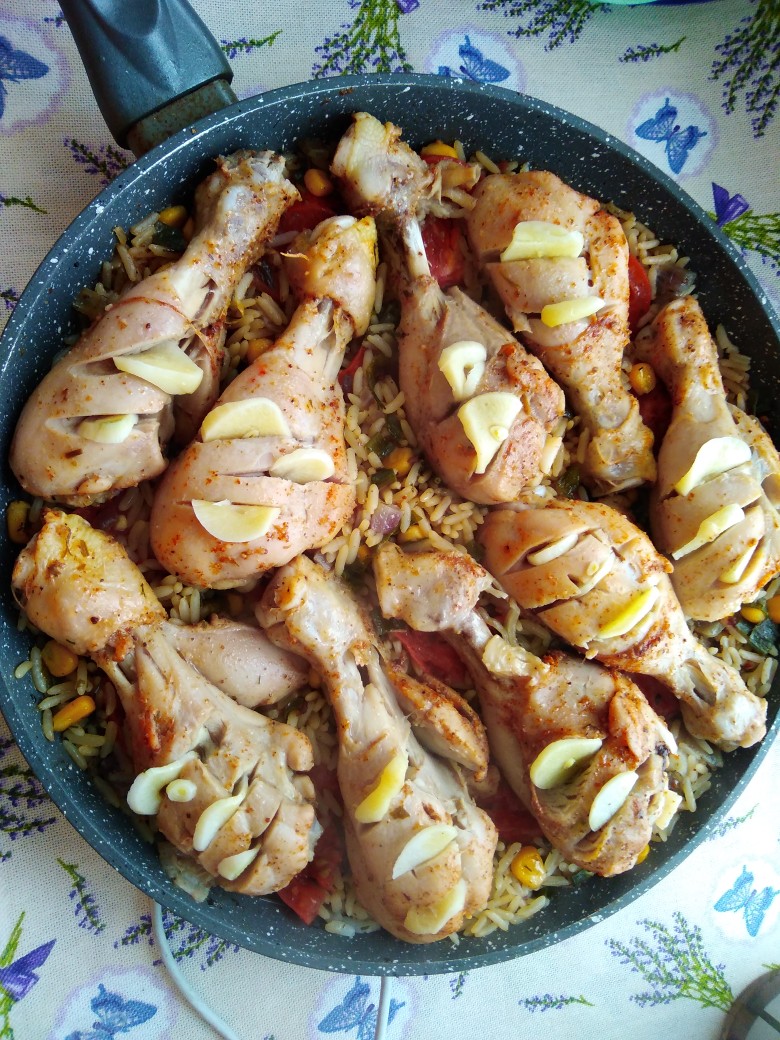 Томленая курица с травами и рисом