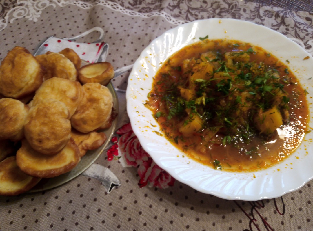 Борщ с чесночными профитролями