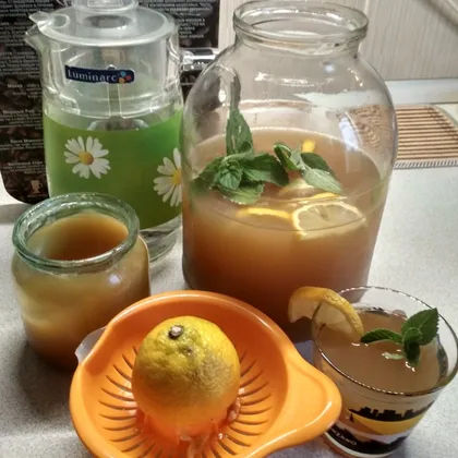 Холодный чай с мёдом, лимоном и мятой