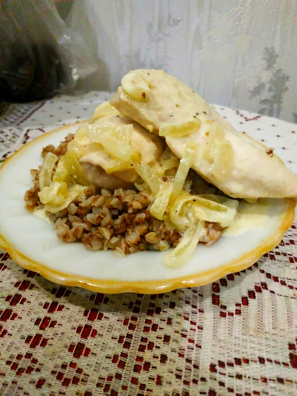 Рецепт нежной и сочной куриной грудки с помидорами и сметаной в фольге. tatneftoil.ru