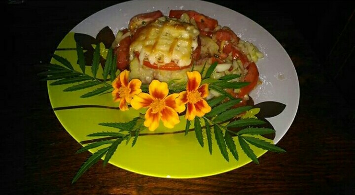 Картофельные гнезда с мясными шариками и овощным салатом