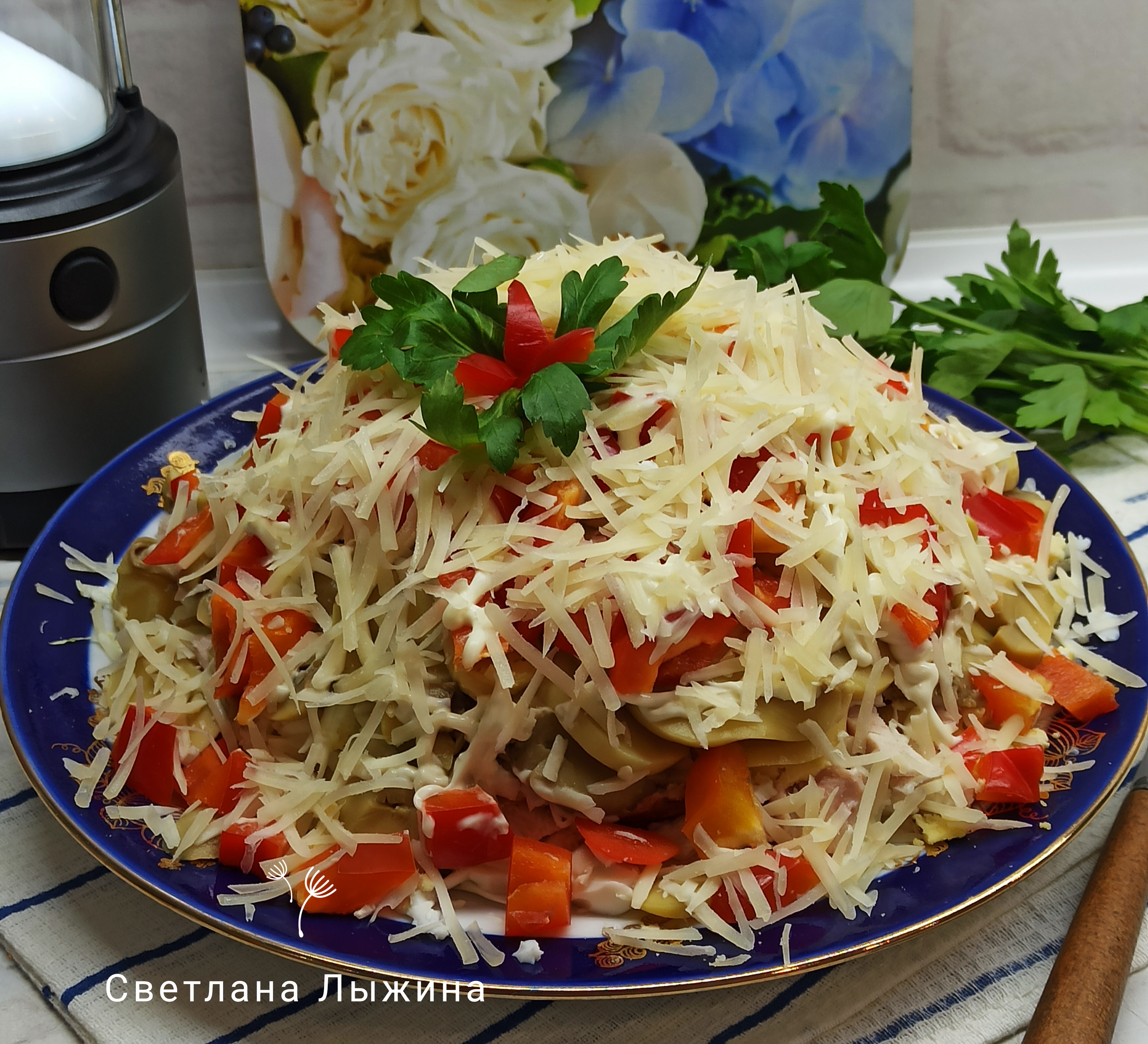 Салат "Обалденный" с копчёной курицей и грибами