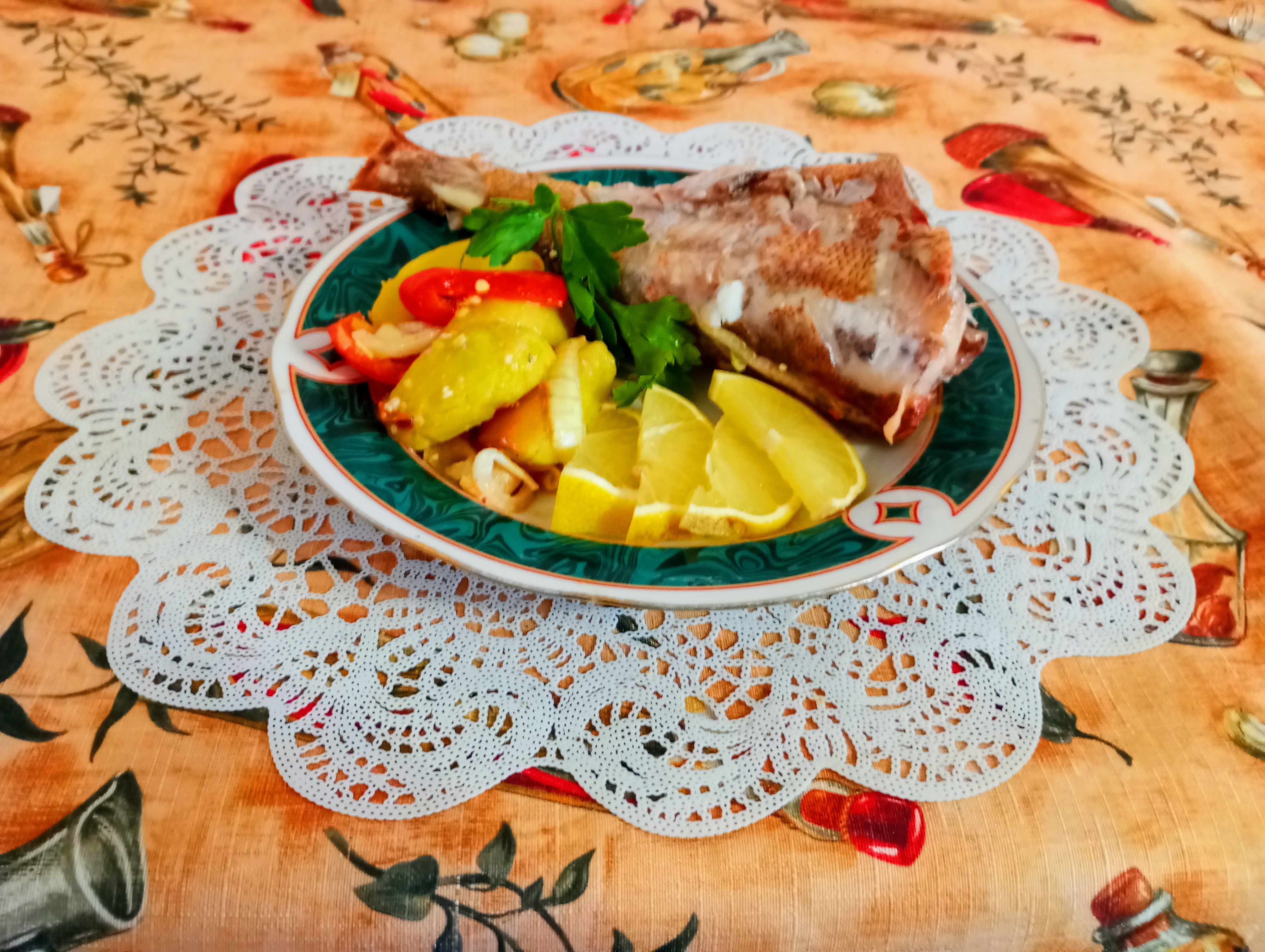 Морской окунь с овощами запеченные в духовке