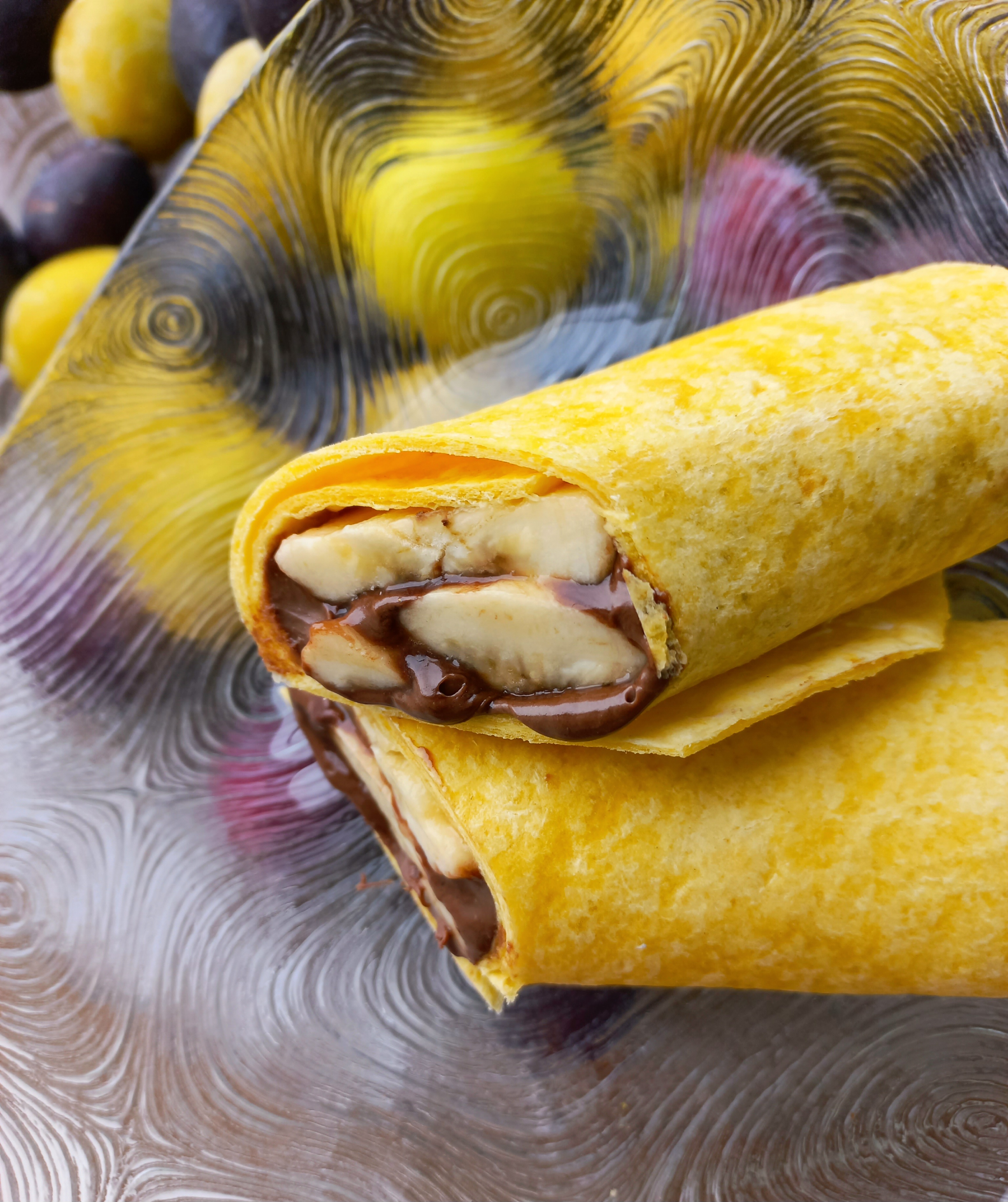 Ролл с бананом и шоколадной пастой 