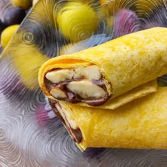 Ролл с бананом и шоколадной пастой 