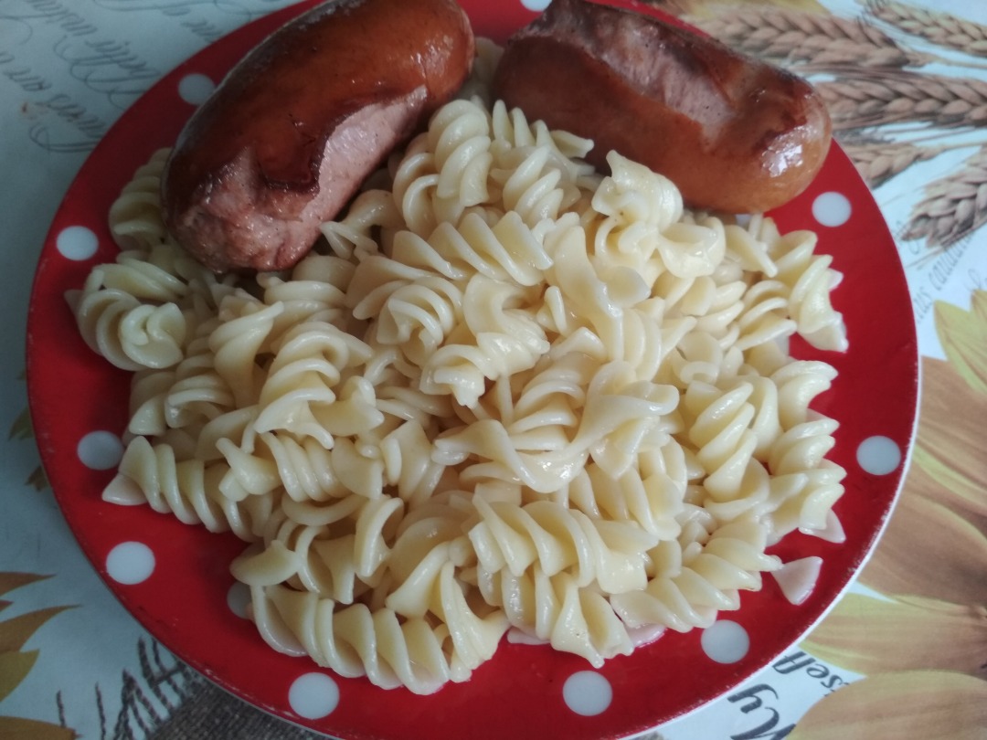 Лапша с жареными сардельками