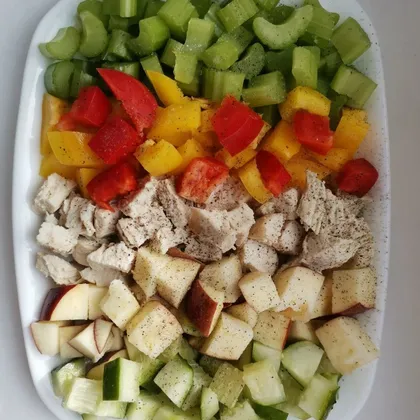 Салат с курицей, сельдереем и яблоком