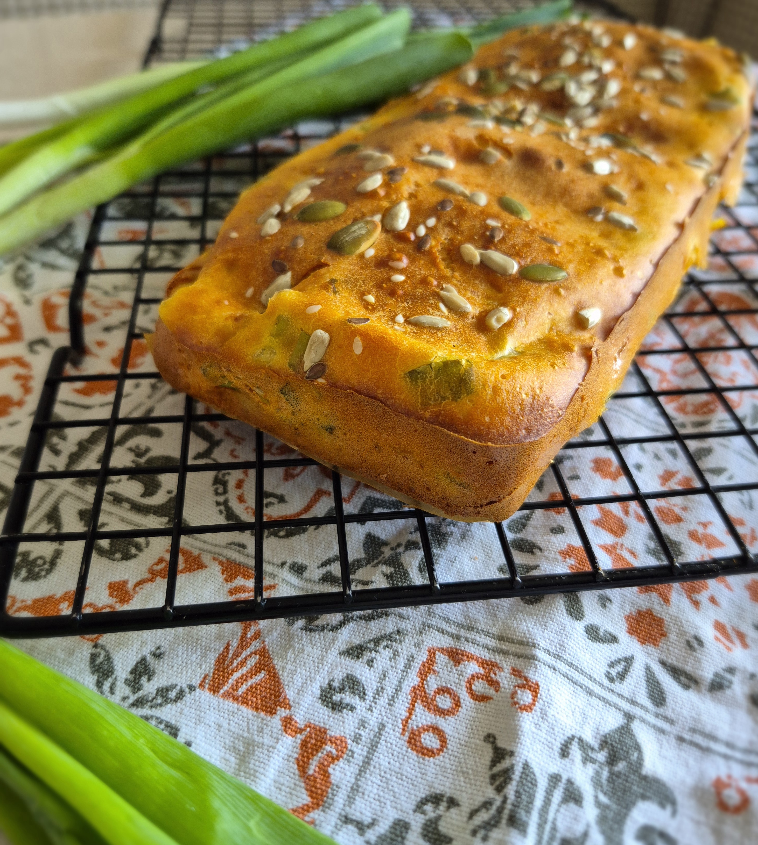 Заливной пирог с луком и яйцом