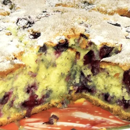 Легкий и быстрый пирог с замороженными ягодами (черная смородина)