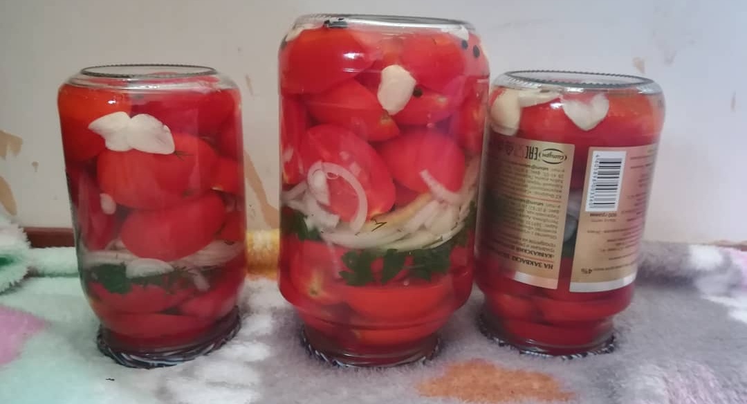 Помидоры с луком и зеленью на зиму