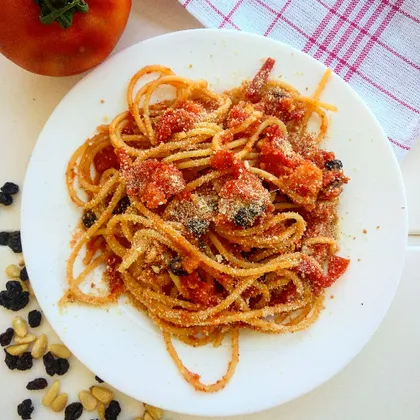Спагетти с изюмом, орехами и пряной рыбкой