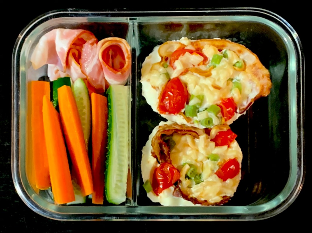 Ланчбокс. Яйцо с беконом и овощами