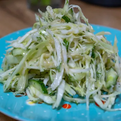 Салат из капусты и огурцов с добавлением икры минтая