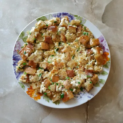 Жареные гренки с брынзой и яйцом