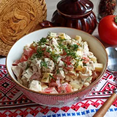 Салат с копчёной курицей, помидорами и сыром