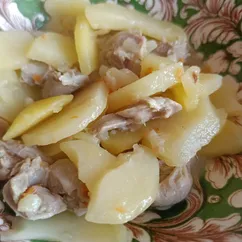 Тушеные куриные желудочки с картошкой