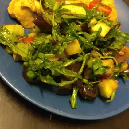 Тёплый салат с рукколой и баклажанами