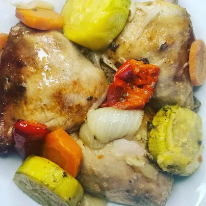 Бедра куриные с овощами в духовке