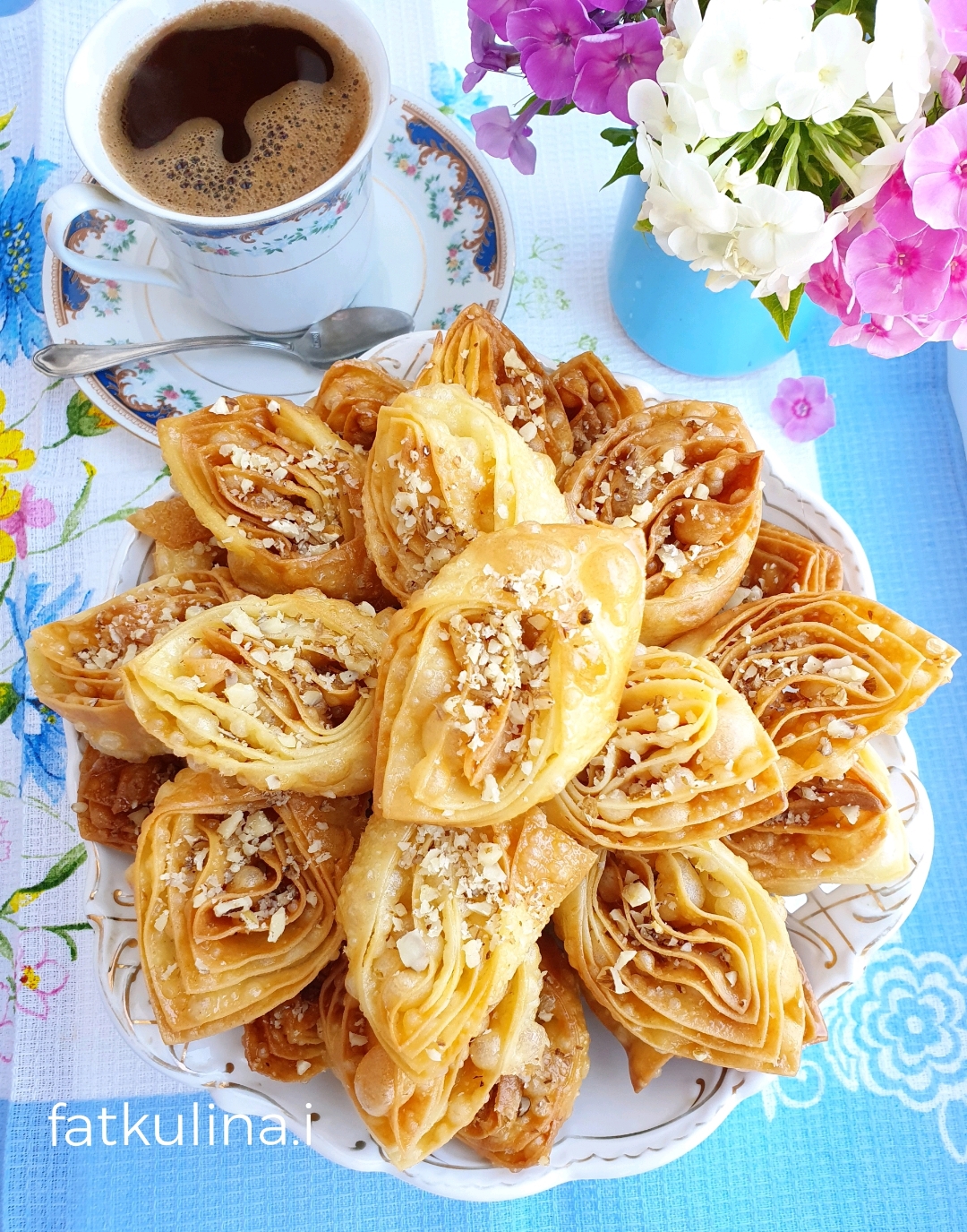 Пахлава крымская медовая с орехами – кулинарный рецепт