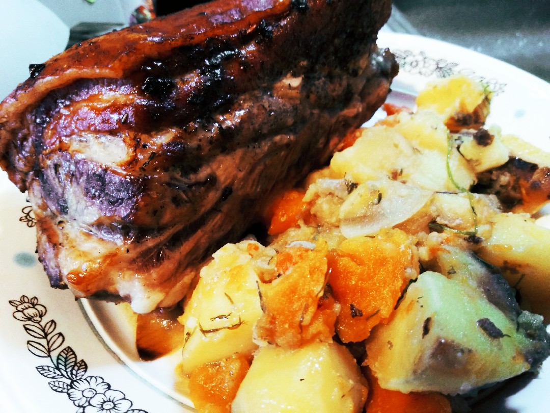 Свиные ребра с овощами в казане — блюдо для праздничного застолья