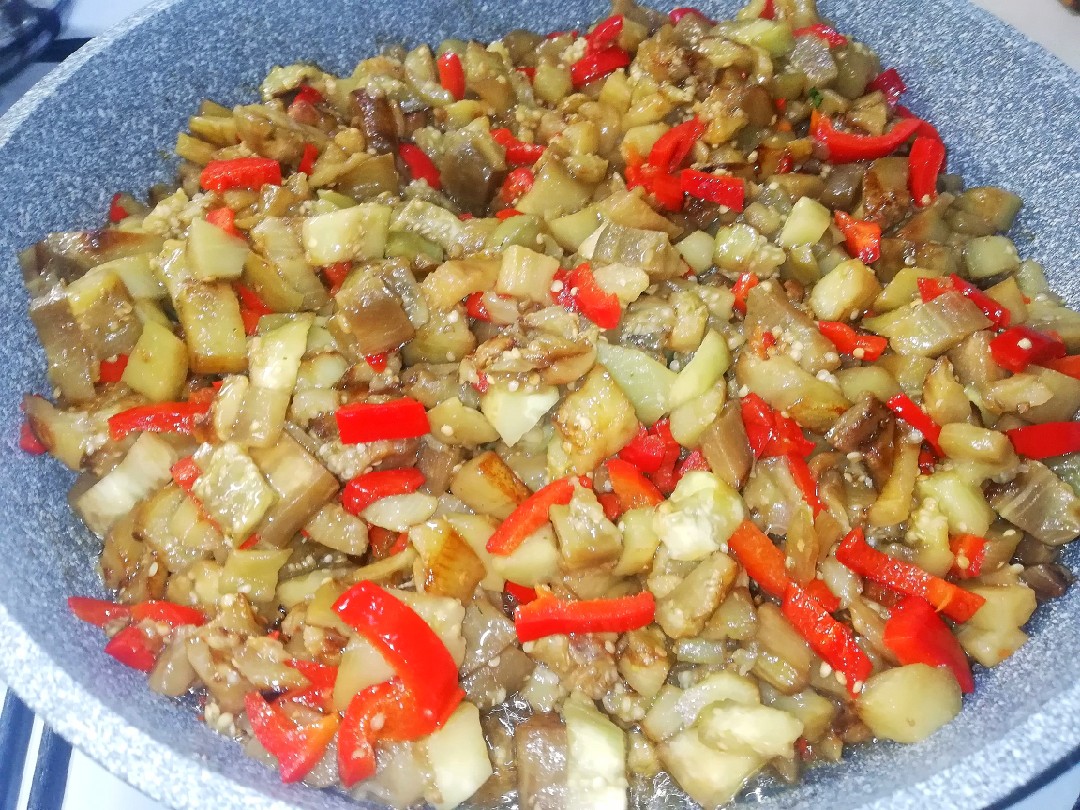 Тушеные баклажаны с помидорами и перцем – Простой рецепт
