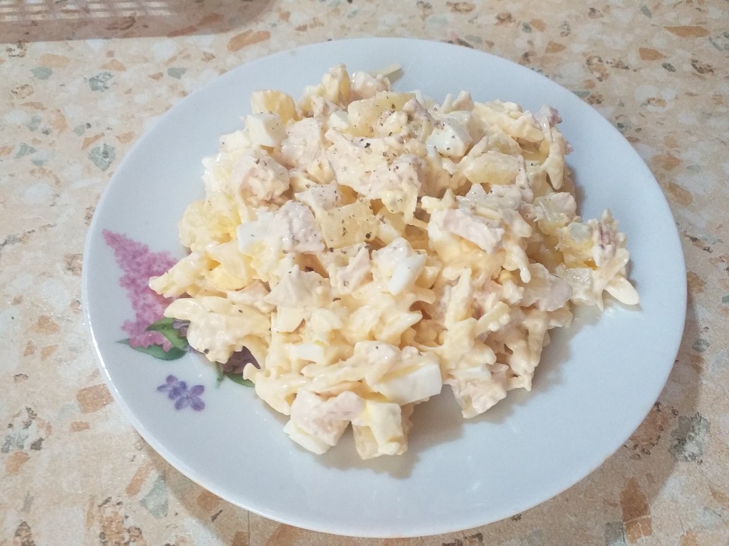 Салат из куриной грудки с ананасами