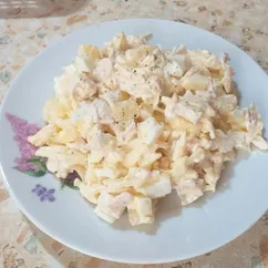 Салат из куриной грудки с ананасами