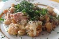 Салат с рыбными консервами и фасолью