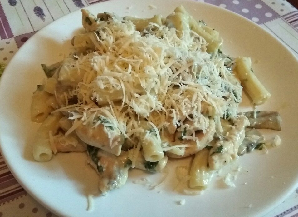 Макароны в сливочном соусе с курицей и грибами