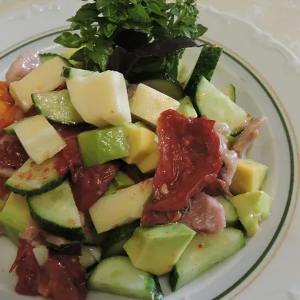 Салат с моцареллой и вялеными томатами