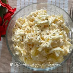 Салат с ананасом, сыром и чесноком 