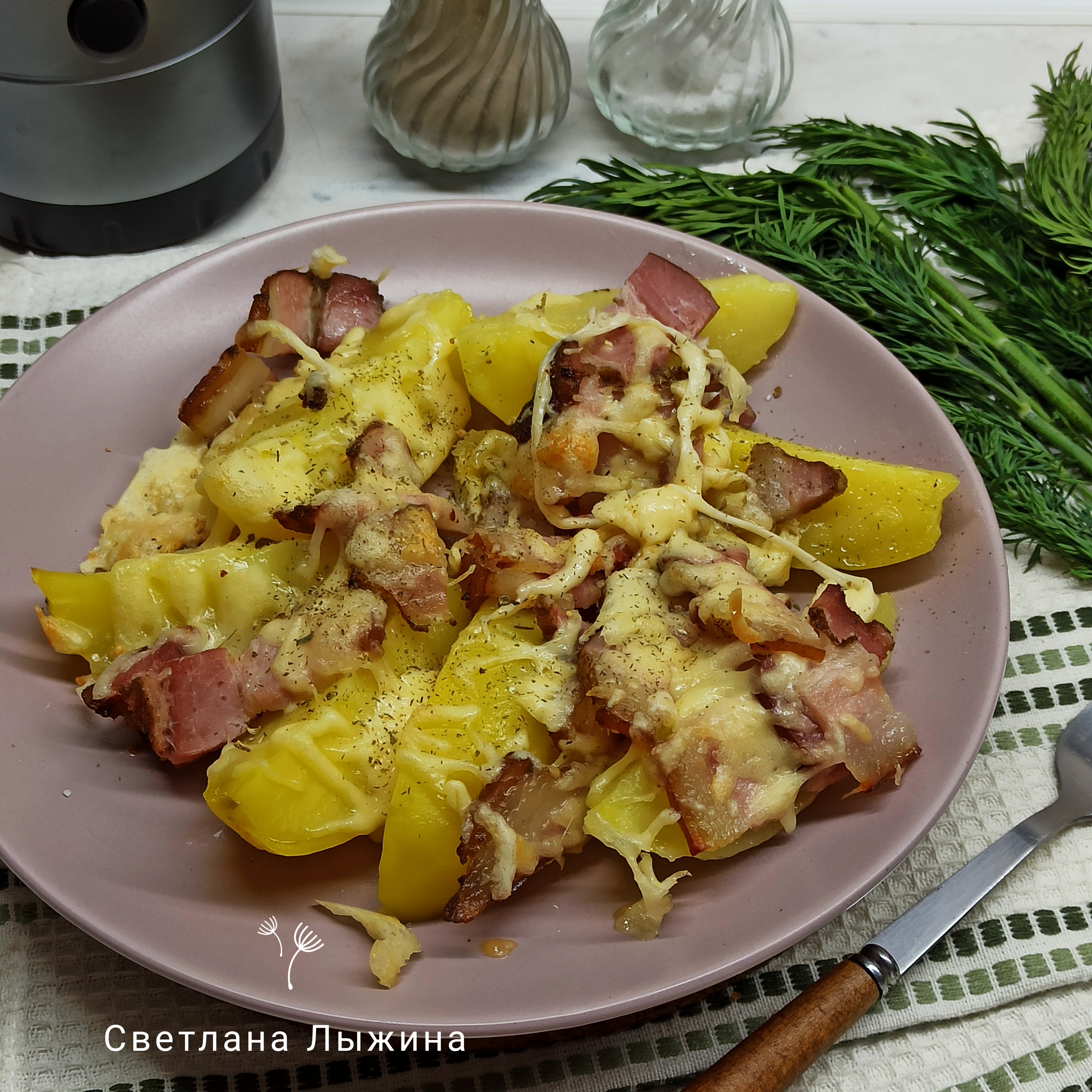Картошка с беконом и сыром в духовке 