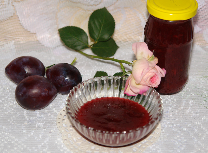 Пикантный соус из слив