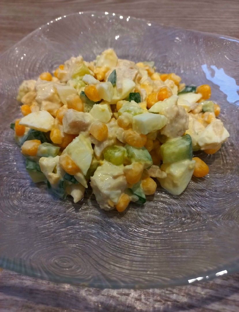 Салат с курицей, яйцами и овощами