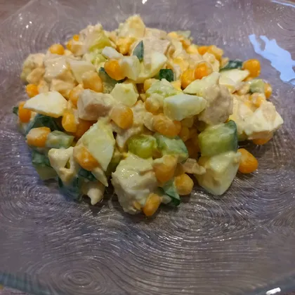 Салат с курицей, яйцами и овощами