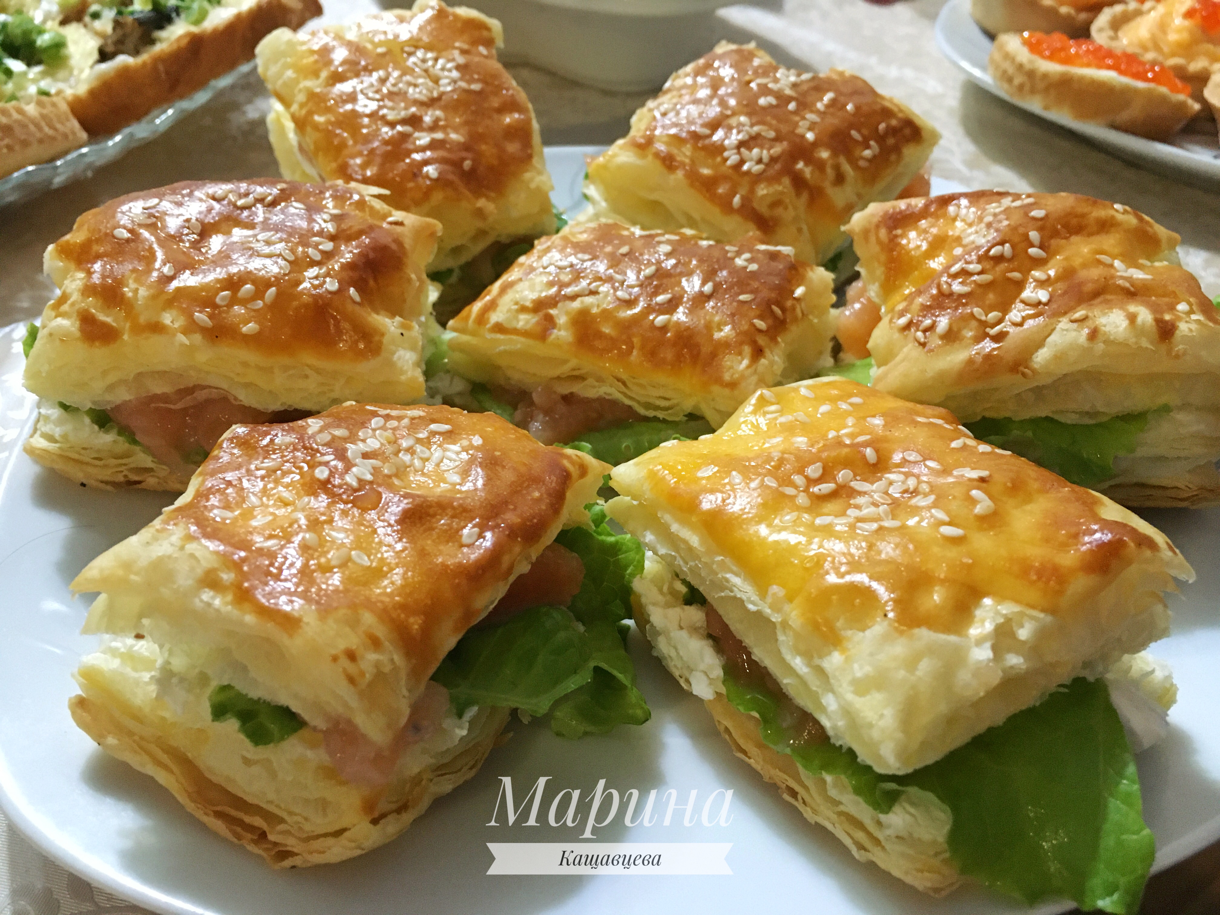 Закуска с красной рыбкой в слоёном тесте