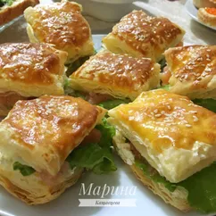 Закуска с красной рыбкой в слоёном тесте
