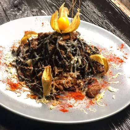 Спагетти с чернилами каракатицы, тушенкой и вяленым помидором