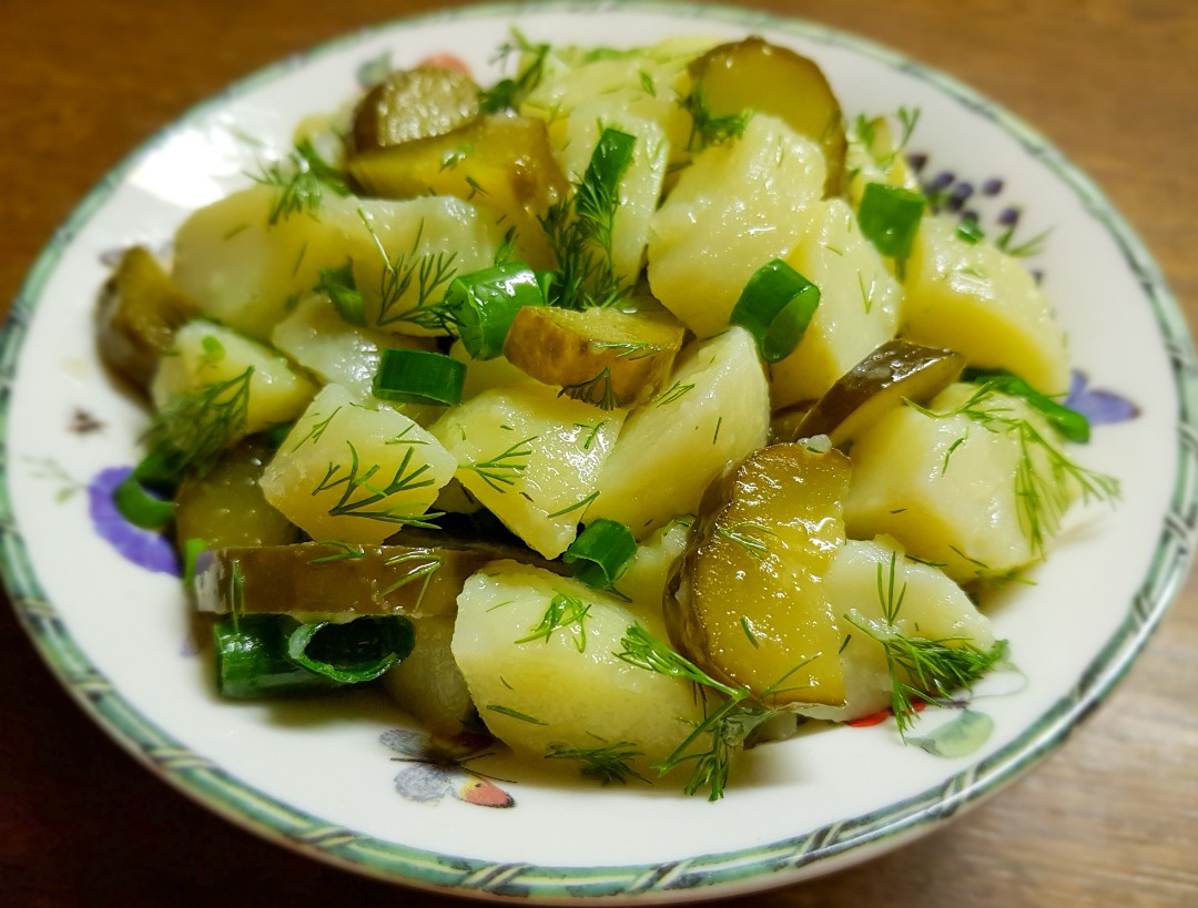 Картофельный салат с солеными огурцами и грибами