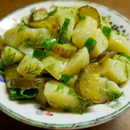Салат из картофеля и солёных огурцов