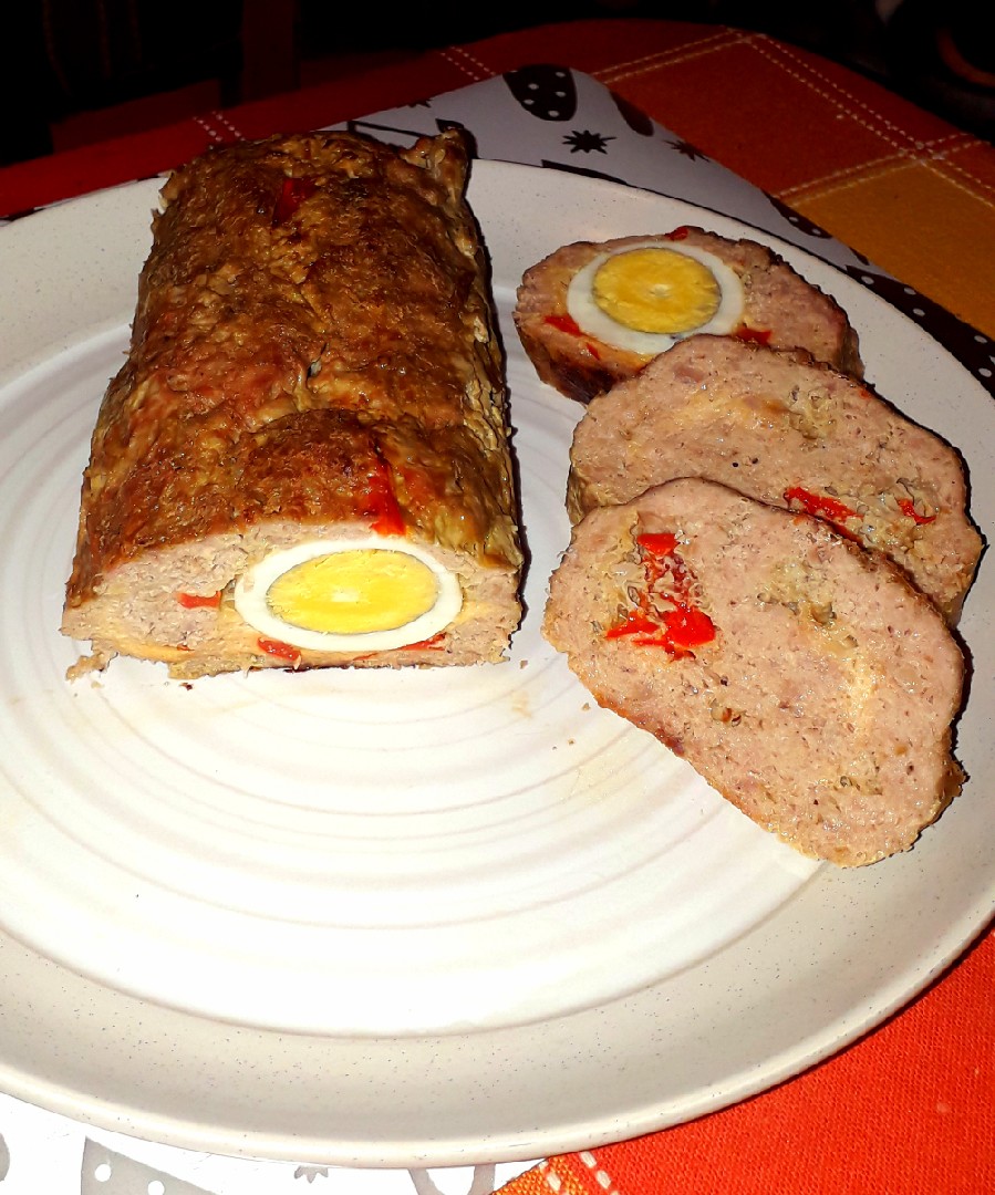 Мясной рулет из фарша с грибами