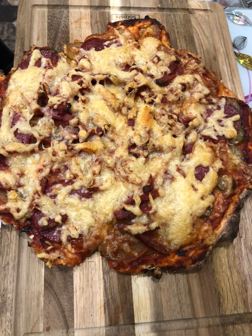 Пицца с колбасой