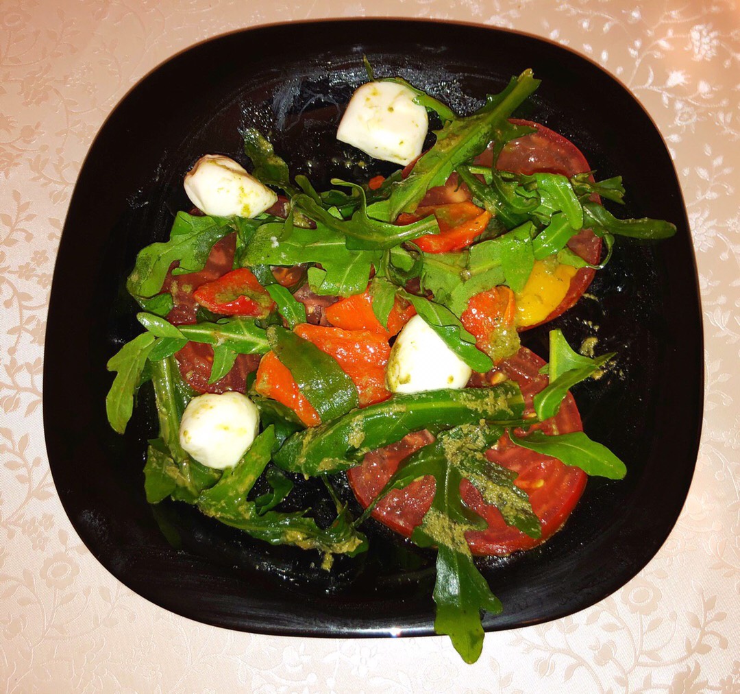 Капрезе с рукколой, моцареллой и томатами