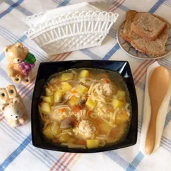 Суп-лапша с фрикадельками и шампиньонами. 